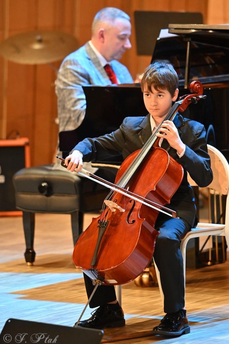 Zdjęcie w galerii na portalu naszraciborz.pl: Muzyczna podróż przez style i epoki. Koncert wiosenny w Państwowej Szkole Muzycznej w Raciborzu wiadomości z regionu