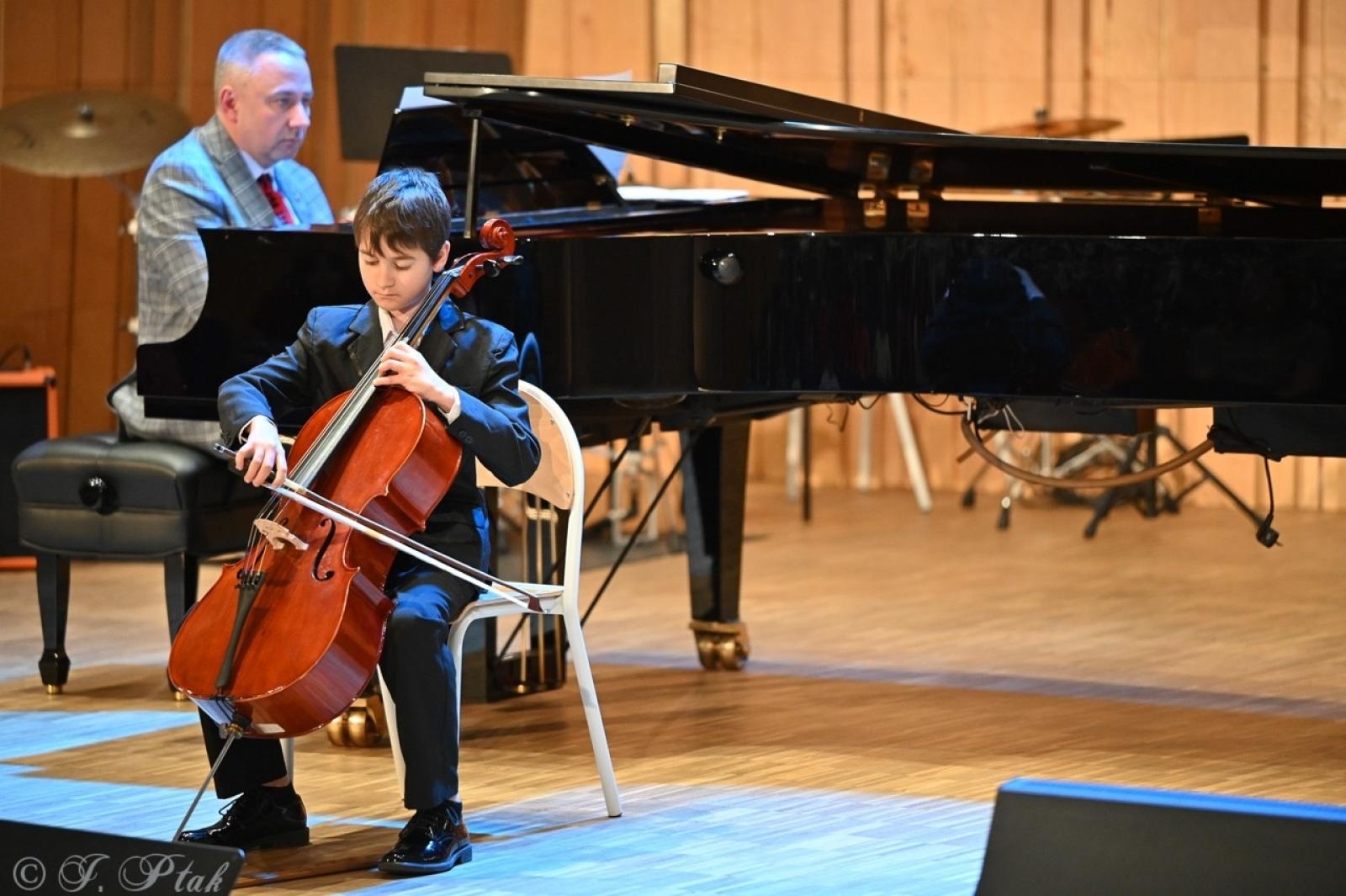 Zdjęcie w galerii na portalu naszraciborz.pl: Muzyczna podróż przez style i epoki. Koncert wiosenny w Państwowej Szkole Muzycznej w Raciborzu wiadomości z regionu