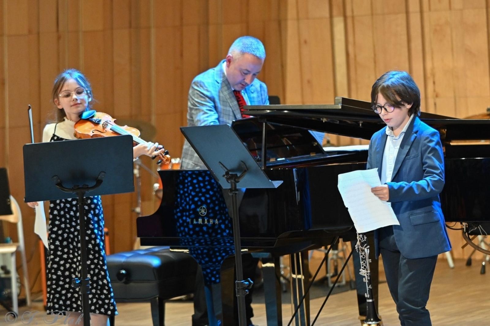 Zdjęcie w galerii na portalu naszraciborz.pl: Muzyczna podróż przez style i epoki. Koncert wiosenny w Państwowej Szkole Muzycznej w Raciborzu wiadomości z regionu