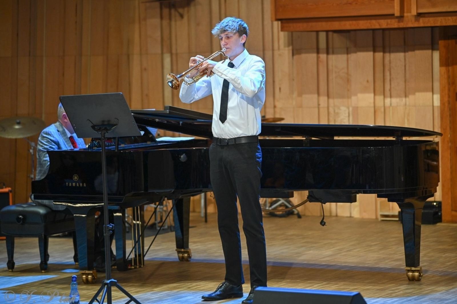 Zdjęcie w galerii na portalu naszraciborz.pl: Muzyczna podróż przez style i epoki. Koncert wiosenny w Państwowej Szkole Muzycznej w Raciborzu wiadomości z regionu