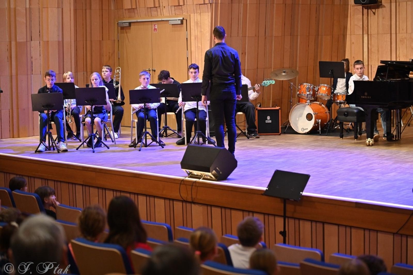 Zdjęcie w galerii na portalu naszraciborz.pl: Muzyczna podróż przez style i epoki. Koncert wiosenny w Państwowej Szkole Muzycznej w Raciborzu wiadomości z regionu