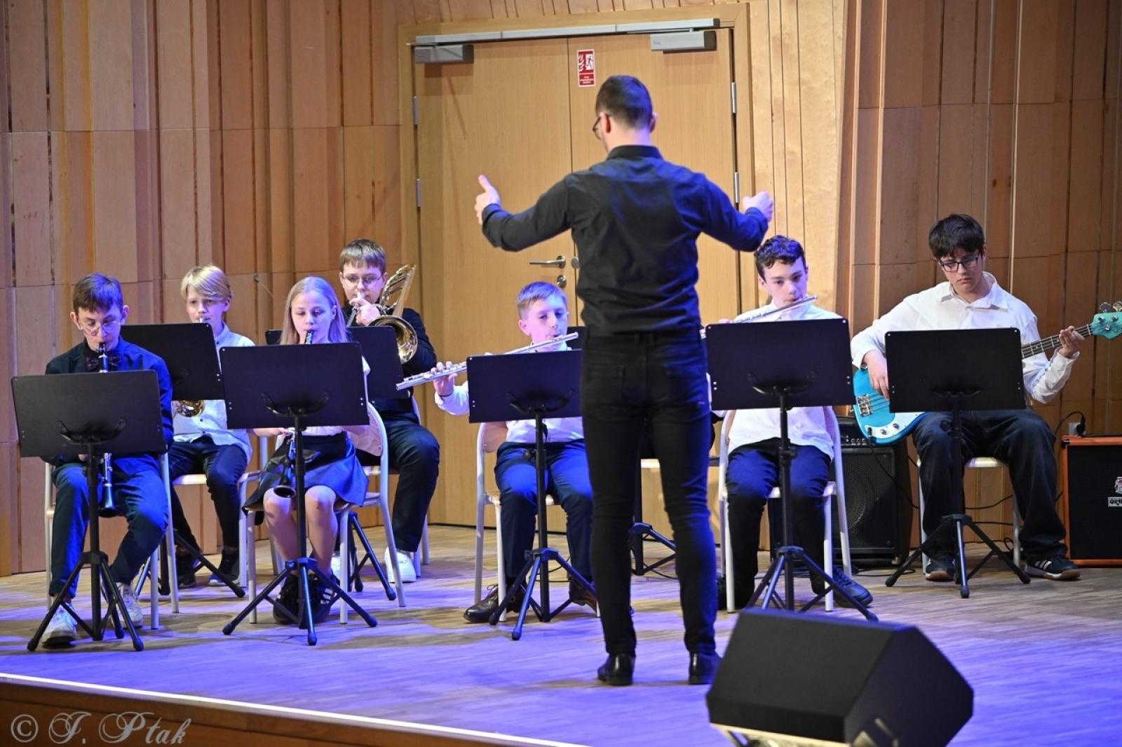 Zdjęcie w galerii na portalu naszraciborz.pl: Muzyczna podróż przez style i epoki. Koncert wiosenny w Państwowej Szkole Muzycznej w Raciborzu wiadomości z regionu