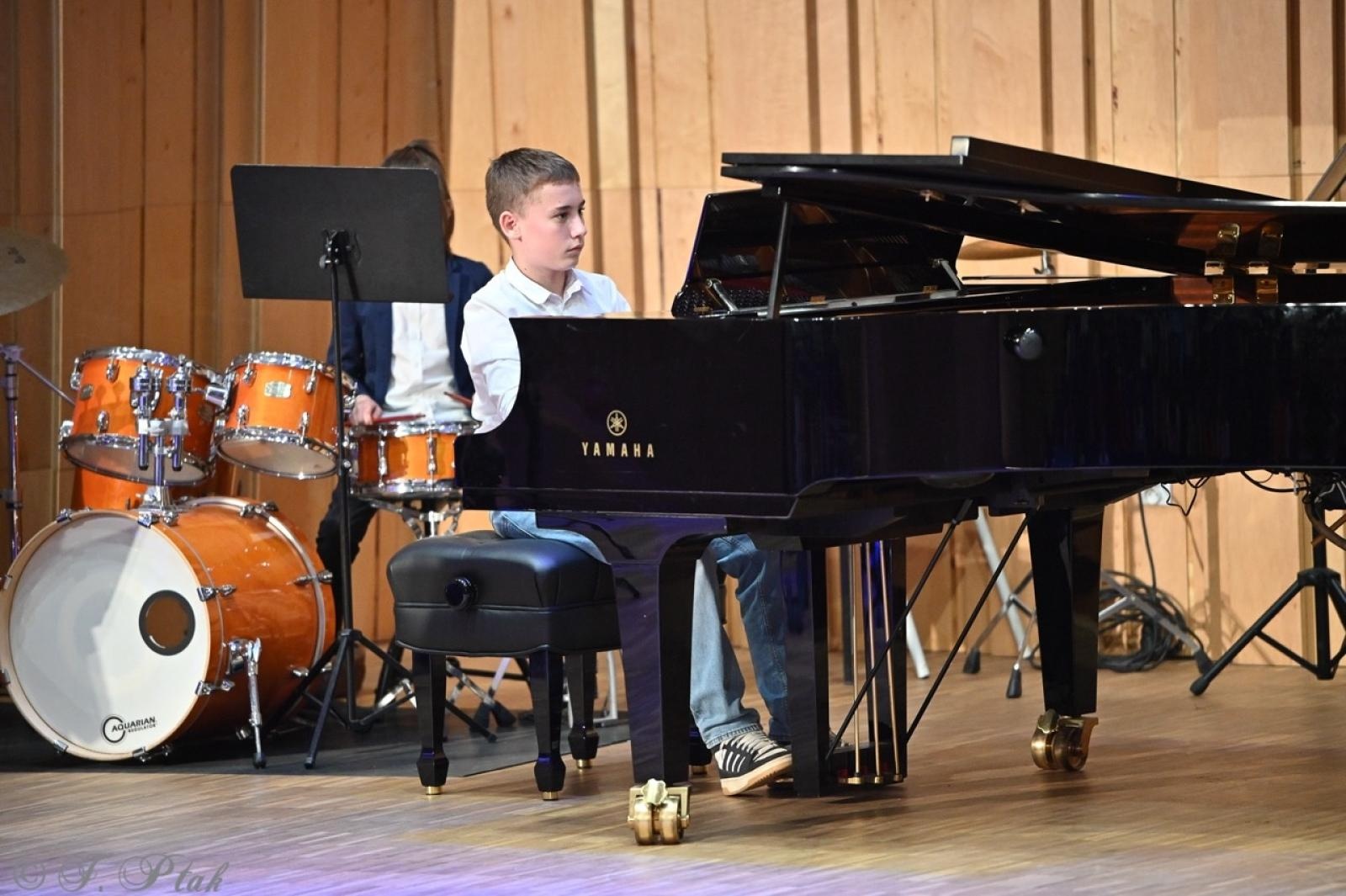 Zdjęcie w galerii na portalu naszraciborz.pl: Muzyczna podróż przez style i epoki. Koncert wiosenny w Państwowej Szkole Muzycznej w Raciborzu wiadomości z regionu