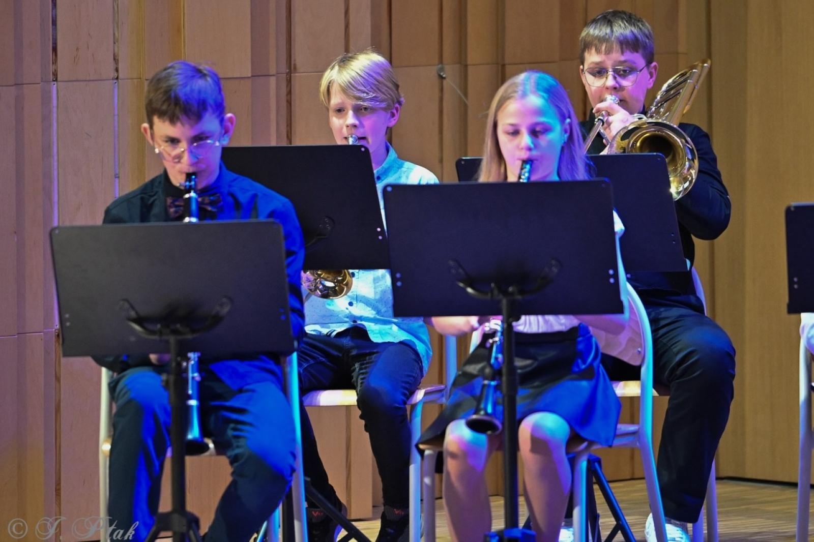 Zdjęcie w galerii na portalu naszraciborz.pl: Muzyczna podróż przez style i epoki. Koncert wiosenny w Państwowej Szkole Muzycznej w Raciborzu wiadomości z regionu