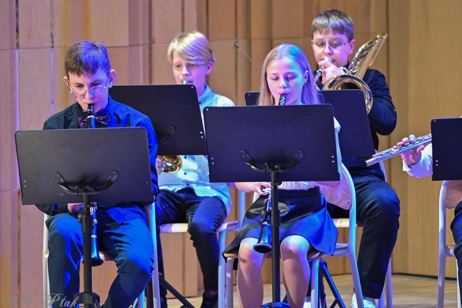 Zdjęcie w galerii na portalu naszraciborz.pl: Muzyczna podróż przez style i epoki. Koncert wiosenny w Państwowej Szkole Muzycznej w Raciborzu wiadomości z regionu