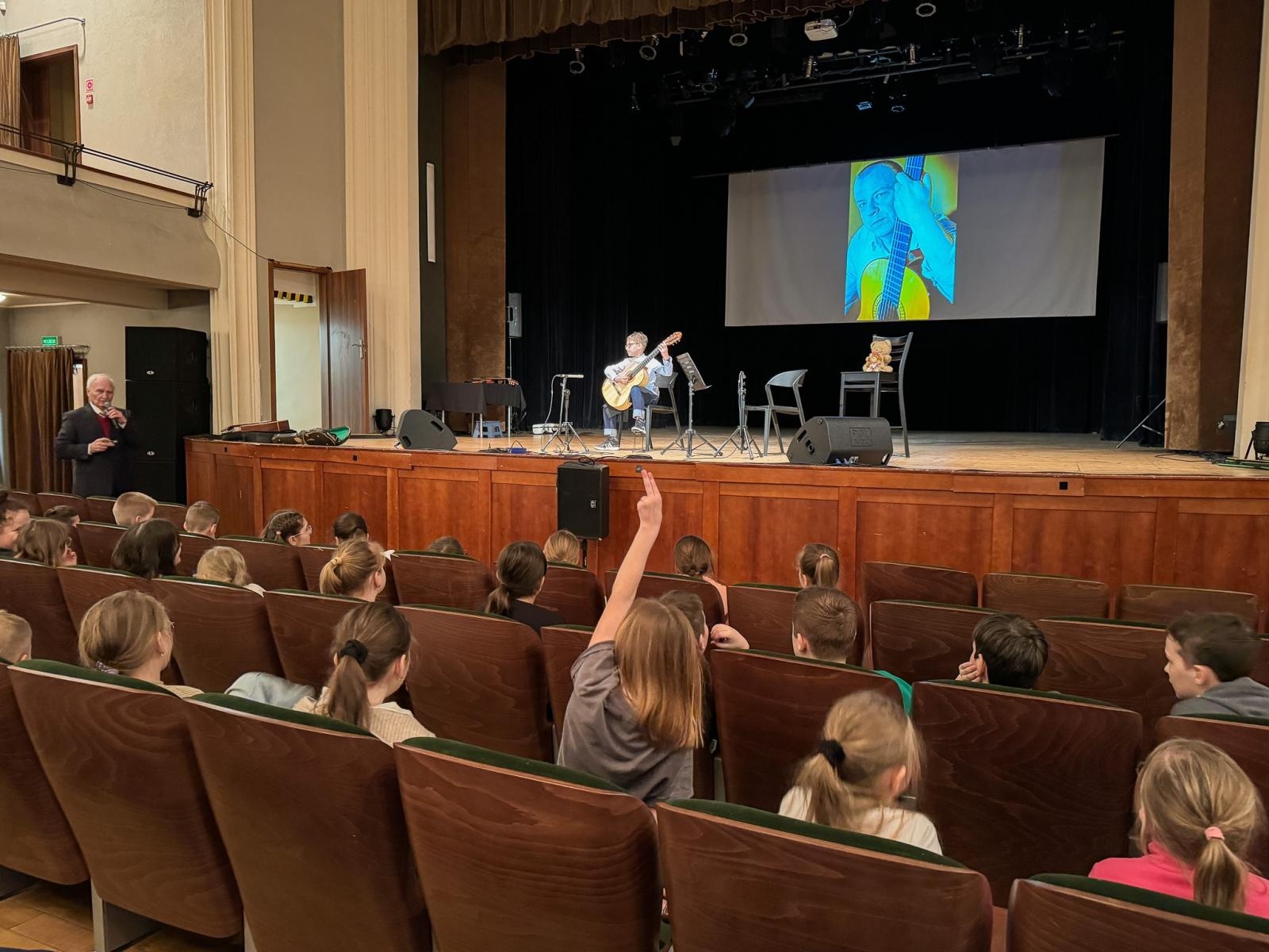 Zdjęcie w galerii na portalu naszraciborz.pl: RCK. Kolejne raciborskie spotkanie z muzyką i gitarą wiadomości z regionu