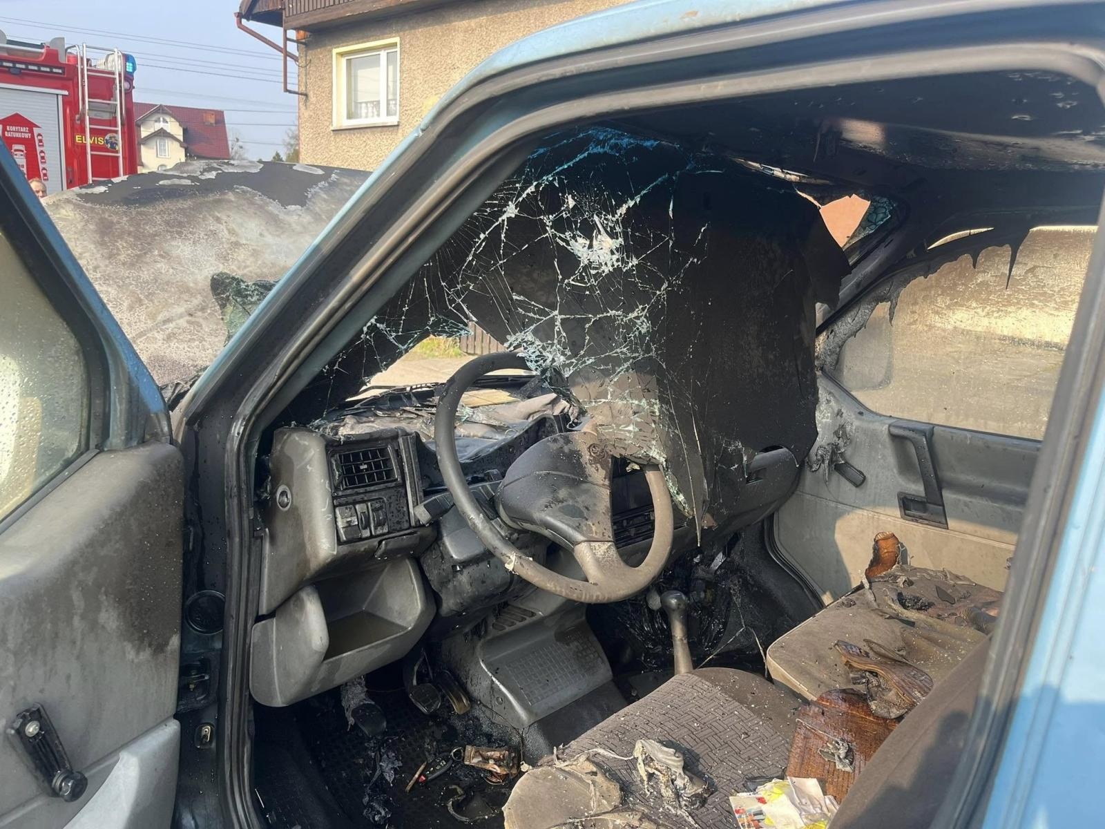 Zdjęcie w galerii na portalu naszraciborz.pl: Dostawczak w ogniu w Rudach wiadomości z regionu