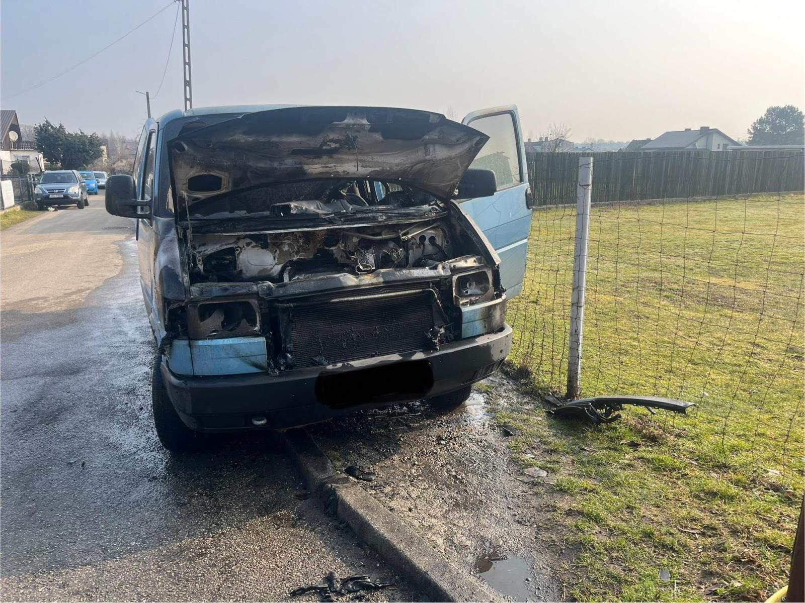 Zdjęcie w galerii na portalu naszraciborz.pl: Dostawczak w ogniu w Rudach wiadomości z regionu