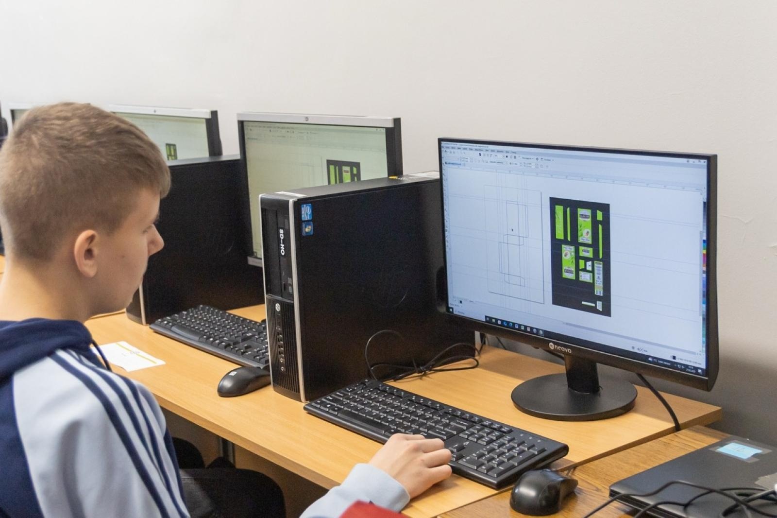 Zdjęcie w galerii na portalu naszraciborz.pl: Poznaj przyszłość z Ekonomikiem – warsztaty dla ósmoklasistów w ZSE wiadomości z regionu