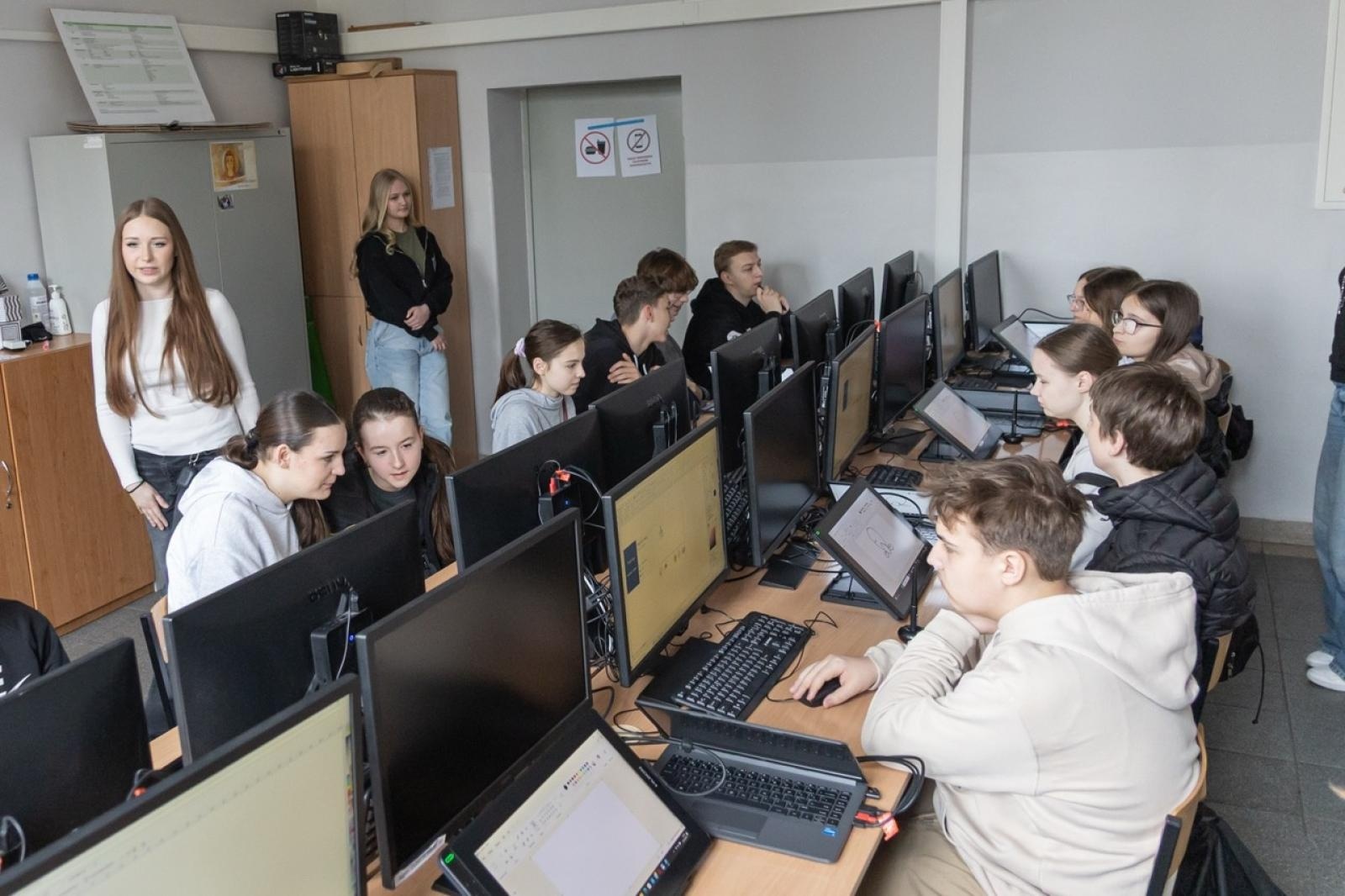Zdjęcie w galerii na portalu naszraciborz.pl: Poznaj przyszłość z Ekonomikiem – warsztaty dla ósmoklasistów w ZSE wiadomości z regionu