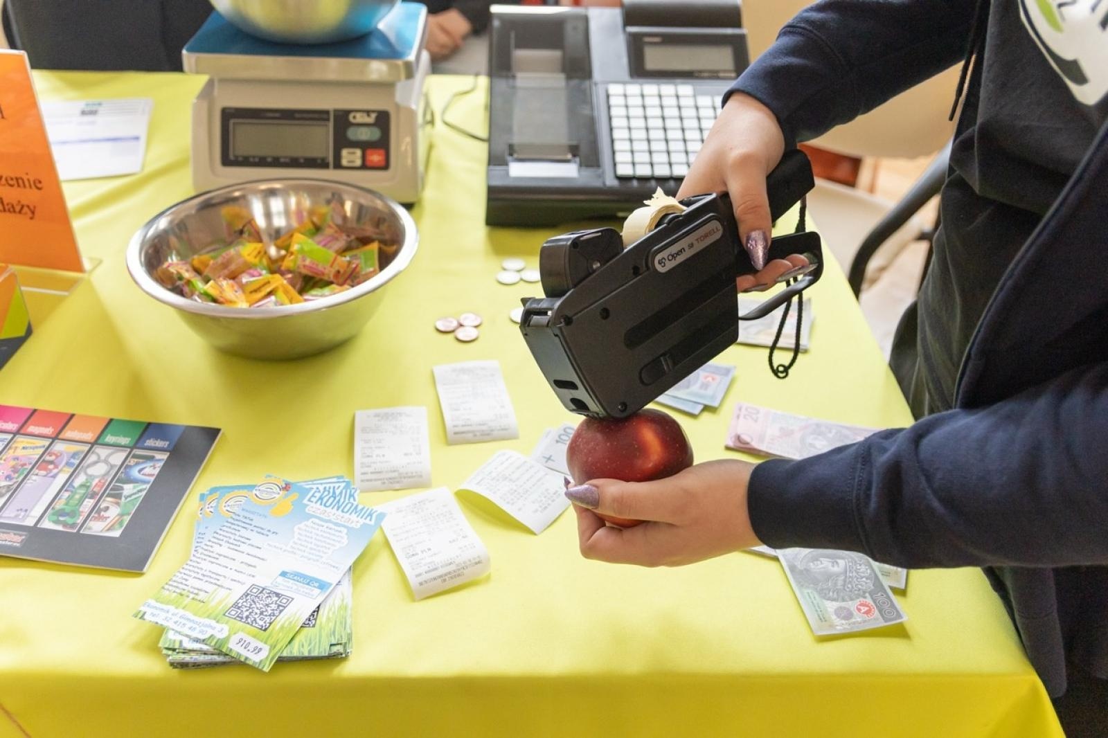 Zdjęcie w galerii na portalu naszraciborz.pl: Poznaj przyszłość z Ekonomikiem – warsztaty dla ósmoklasistów w ZSE wiadomości z regionu