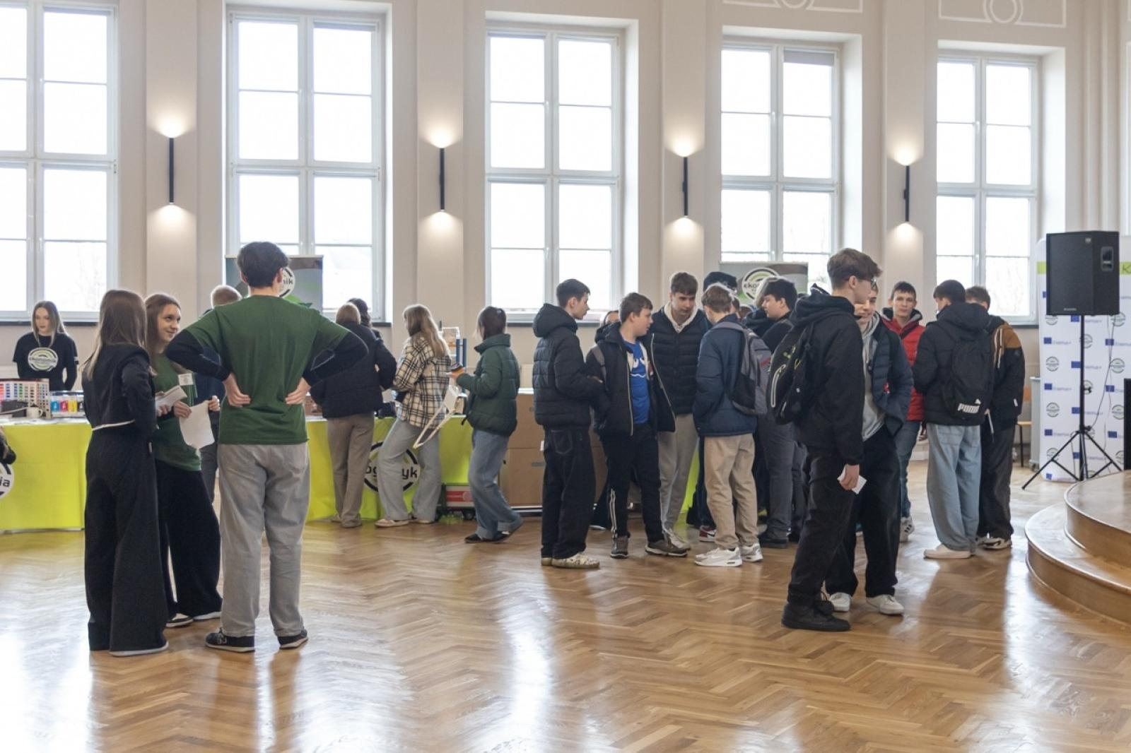 Zdjęcie w galerii na portalu naszraciborz.pl: Poznaj przyszłość z Ekonomikiem – warsztaty dla ósmoklasistów w ZSE wiadomości z regionu