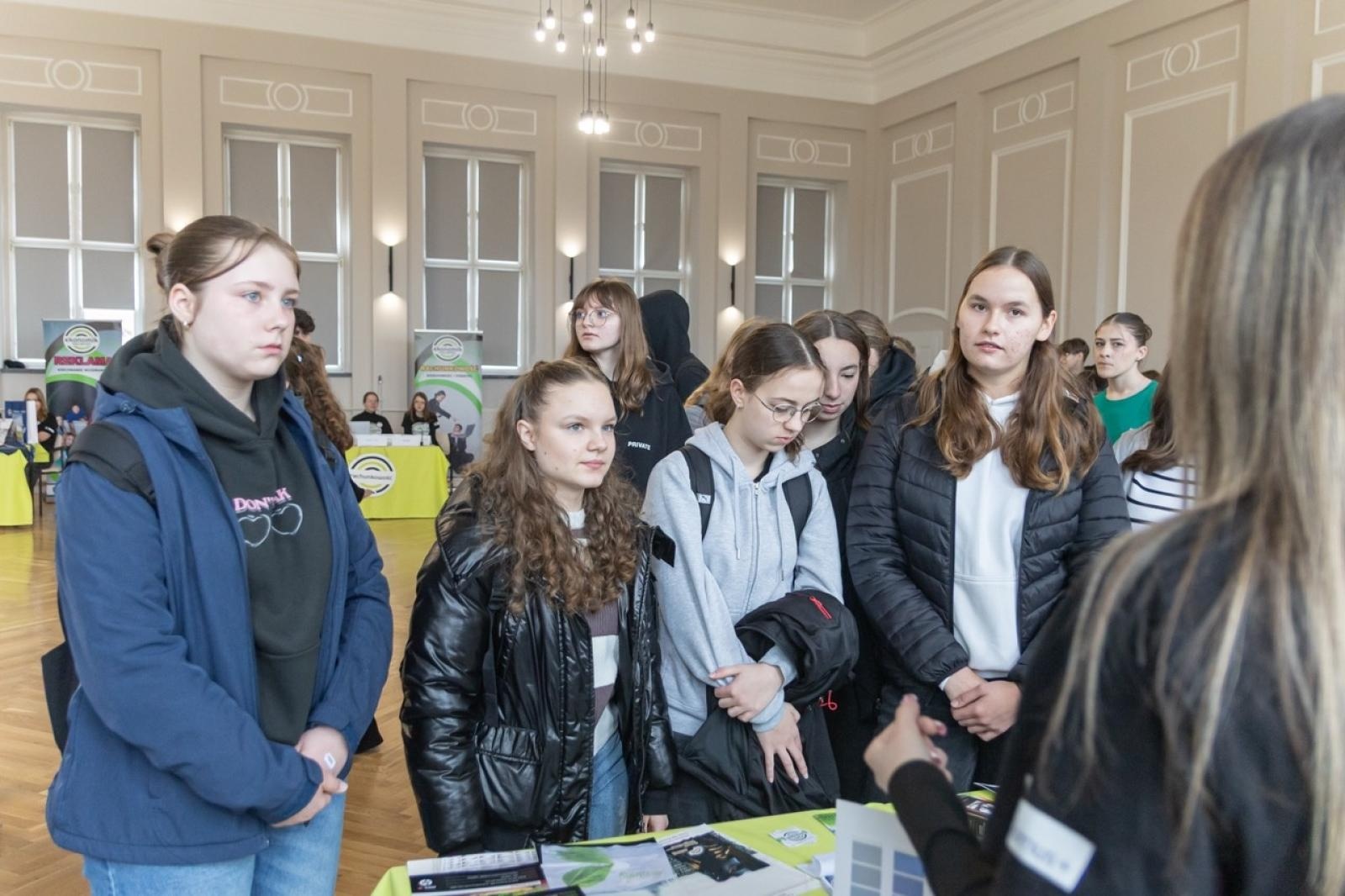 Zdjęcie w galerii na portalu naszraciborz.pl: Poznaj przyszłość z Ekonomikiem – warsztaty dla ósmoklasistów w ZSE wiadomości z regionu