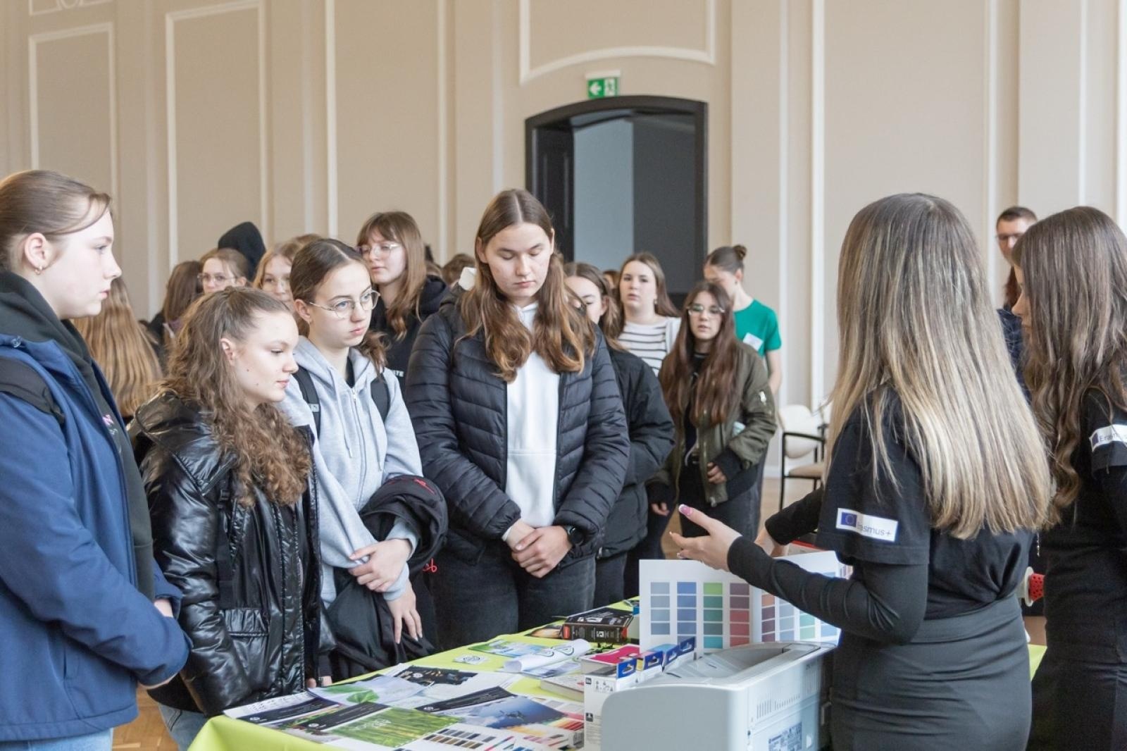 Zdjęcie w galerii na portalu naszraciborz.pl: Poznaj przyszłość z Ekonomikiem – warsztaty dla ósmoklasistów w ZSE wiadomości z regionu