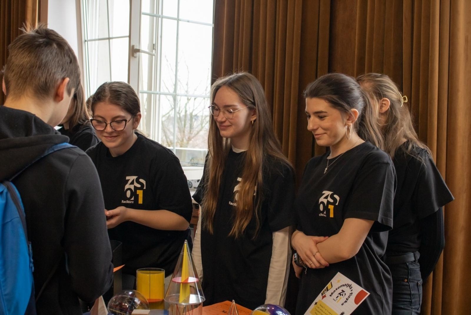 Zdjęcie w galerii na portalu naszraciborz.pl: Rodzina Kasprowicza. Dni otwarte w ZSO nr 1 wiadomości z regionu