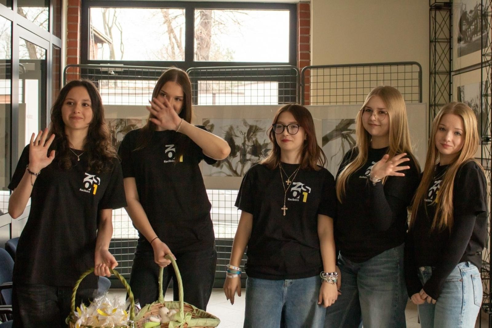 Zdjęcie w galerii na portalu naszraciborz.pl: Rodzina Kasprowicza. Dni otwarte w ZSO nr 1 wiadomości z regionu