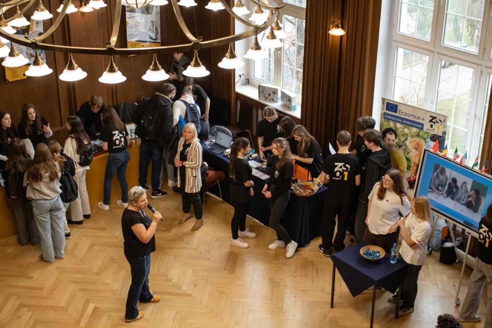 Zdjęcie w galerii na portalu naszraciborz.pl: Rodzina Kasprowicza. Dni otwarte w ZSO nr 1 wiadomości z regionu