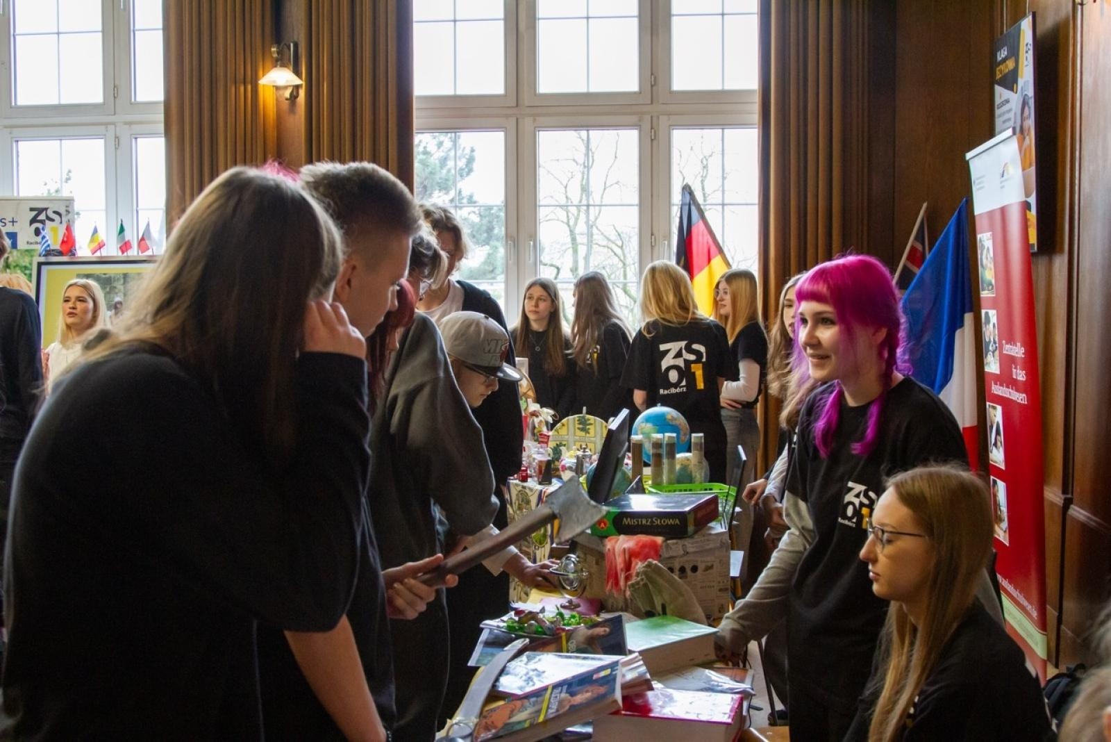 Zdjęcie w galerii na portalu naszraciborz.pl: Rodzina Kasprowicza. Dni otwarte w ZSO nr 1 wiadomości z regionu