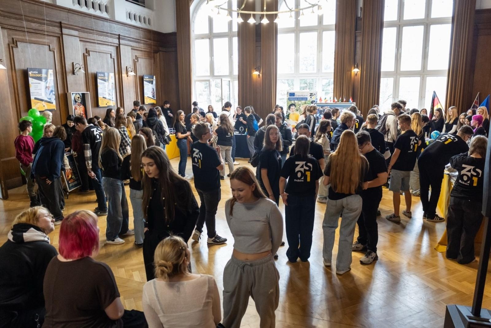 Zdjęcie w galerii na portalu naszraciborz.pl: Rodzina Kasprowicza. Dni otwarte w ZSO nr 1 wiadomości z regionu