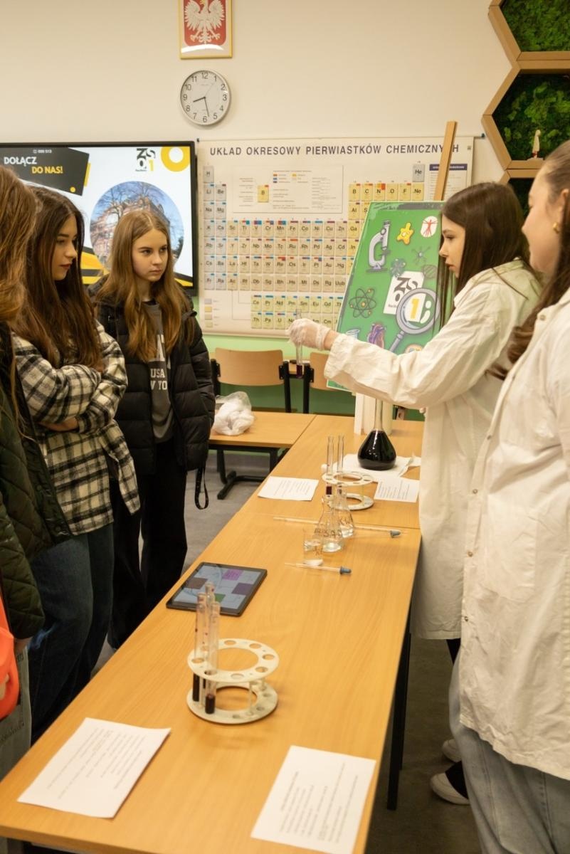 Zdjęcie w galerii na portalu naszraciborz.pl: Rodzina Kasprowicza. Dni otwarte w ZSO nr 1 wiadomości z regionu