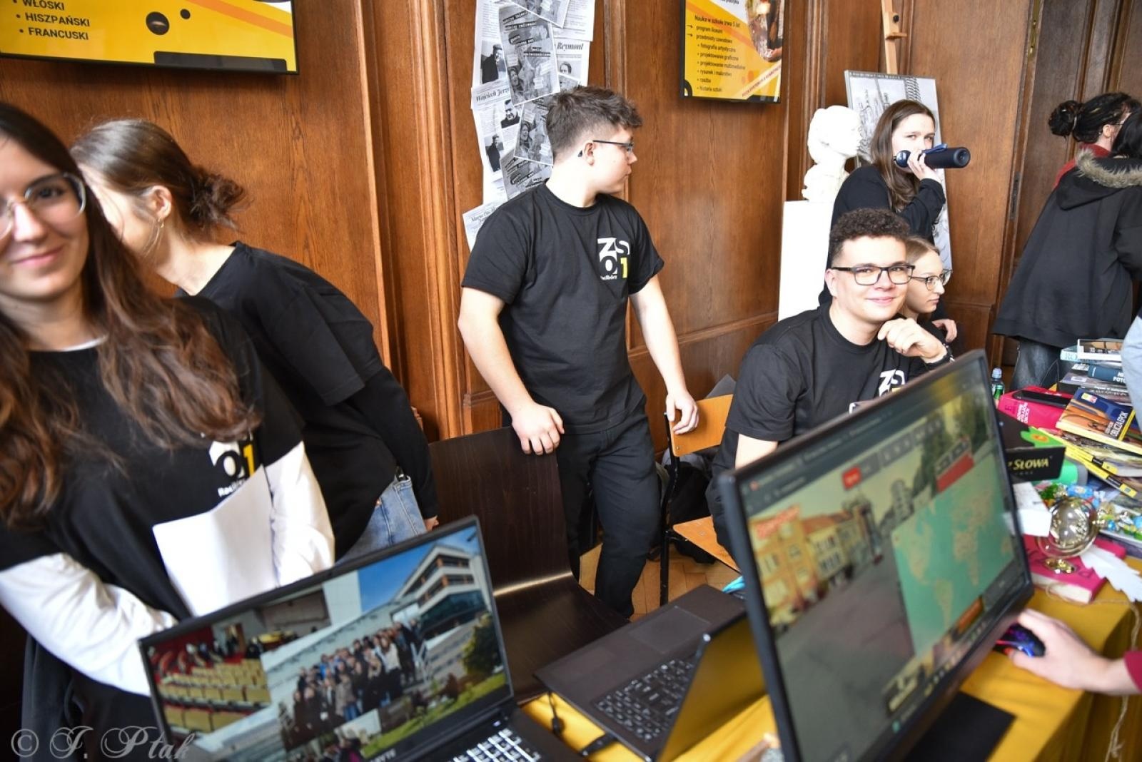 Zdjęcie w galerii na portalu naszraciborz.pl: Rodzina Kasprowicza. Dni otwarte w ZSO nr 1 wiadomości z regionu