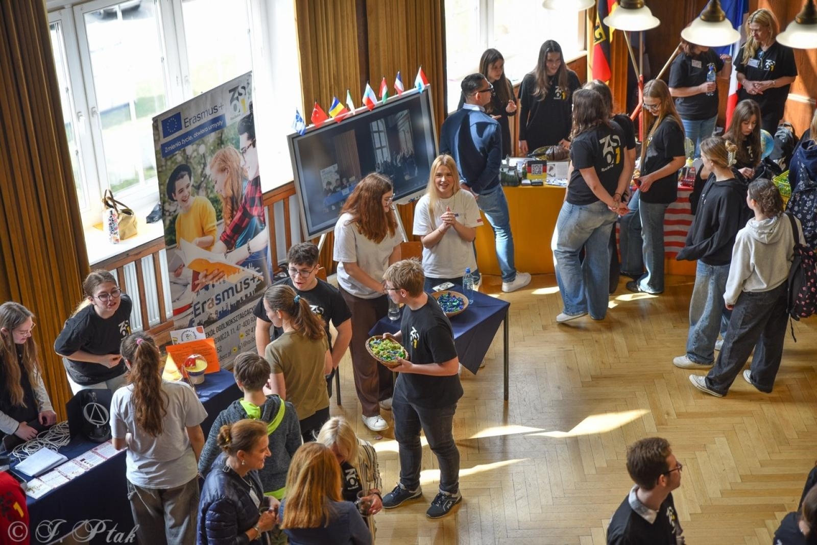 Zdjęcie w galerii na portalu naszraciborz.pl: Rodzina Kasprowicza. Dni otwarte w ZSO nr 1 wiadomości z regionu