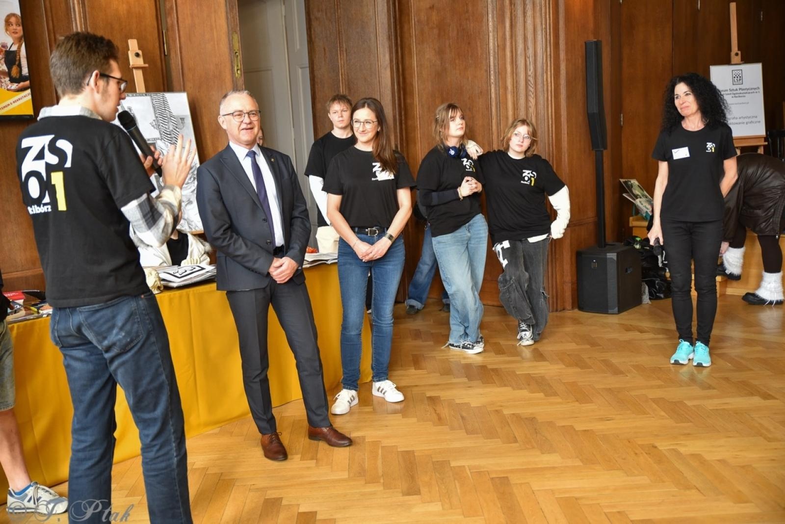 Zdjęcie w galerii na portalu naszraciborz.pl: Rodzina Kasprowicza. Dni otwarte w ZSO nr 1 wiadomości z regionu