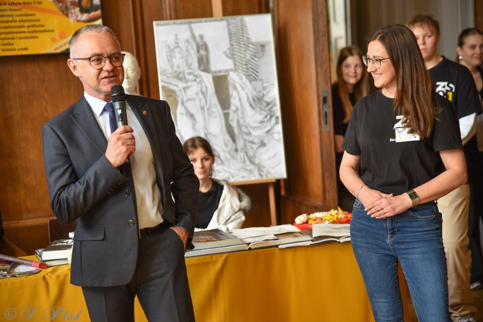 Zdjęcie w galerii na portalu naszraciborz.pl: Rodzina Kasprowicza. Dni otwarte w ZSO nr 1 wiadomości z regionu
