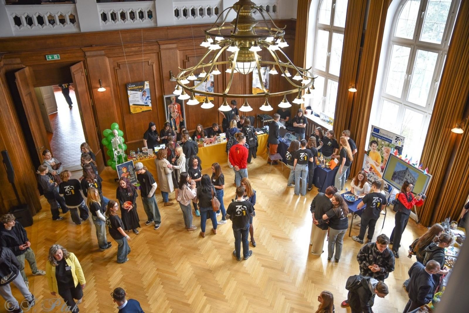 Zdjęcie w galerii na portalu naszraciborz.pl: Rodzina Kasprowicza. Dni otwarte w ZSO nr 1 wiadomości z regionu