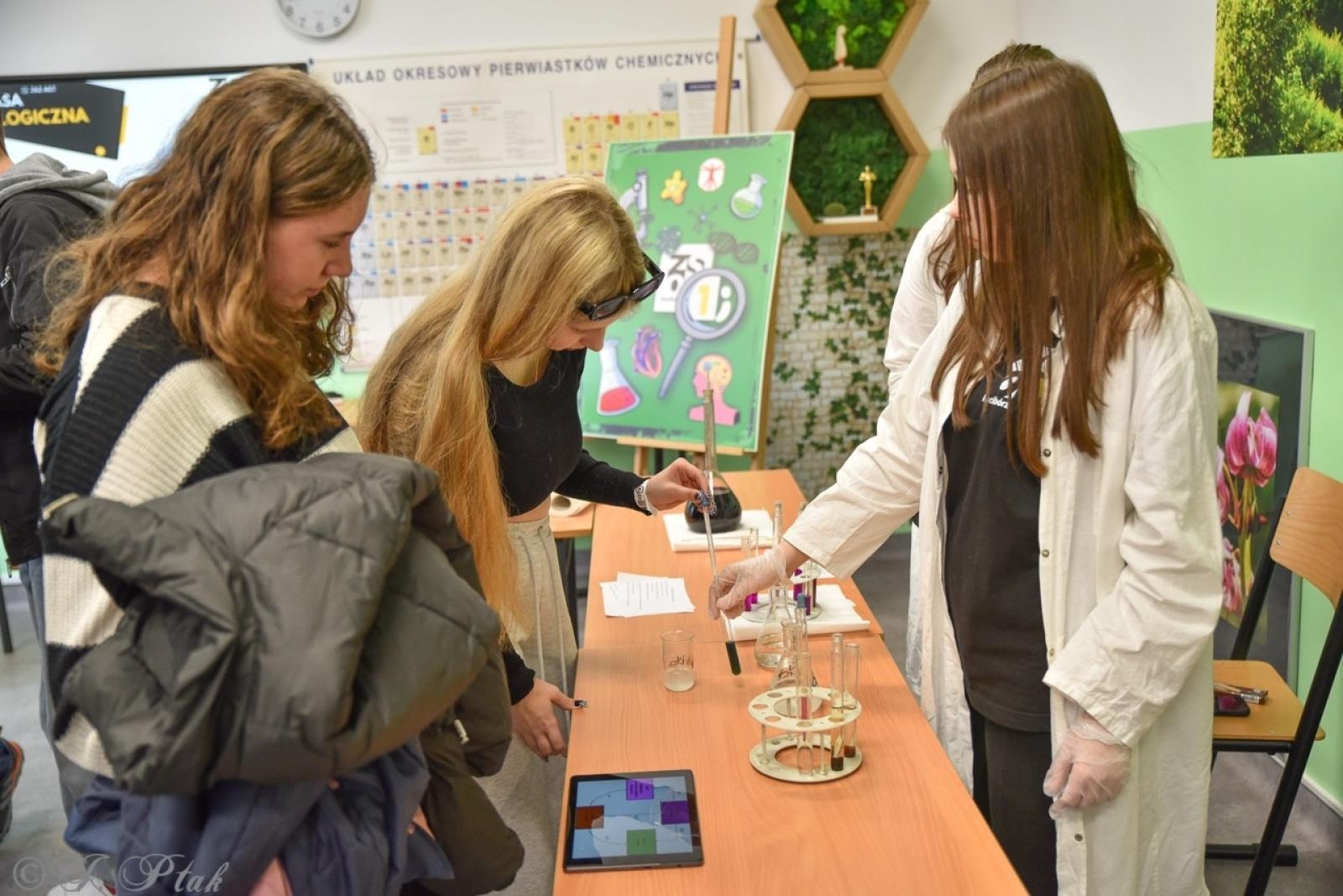 Zdjęcie w galerii na portalu naszraciborz.pl: Rodzina Kasprowicza. Dni otwarte w ZSO nr 1 wiadomości z regionu