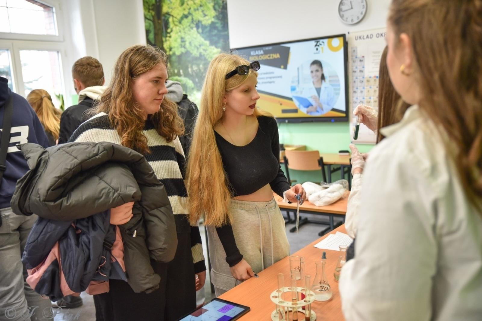 Zdjęcie w galerii na portalu naszraciborz.pl: Rodzina Kasprowicza. Dni otwarte w ZSO nr 1 wiadomości z regionu