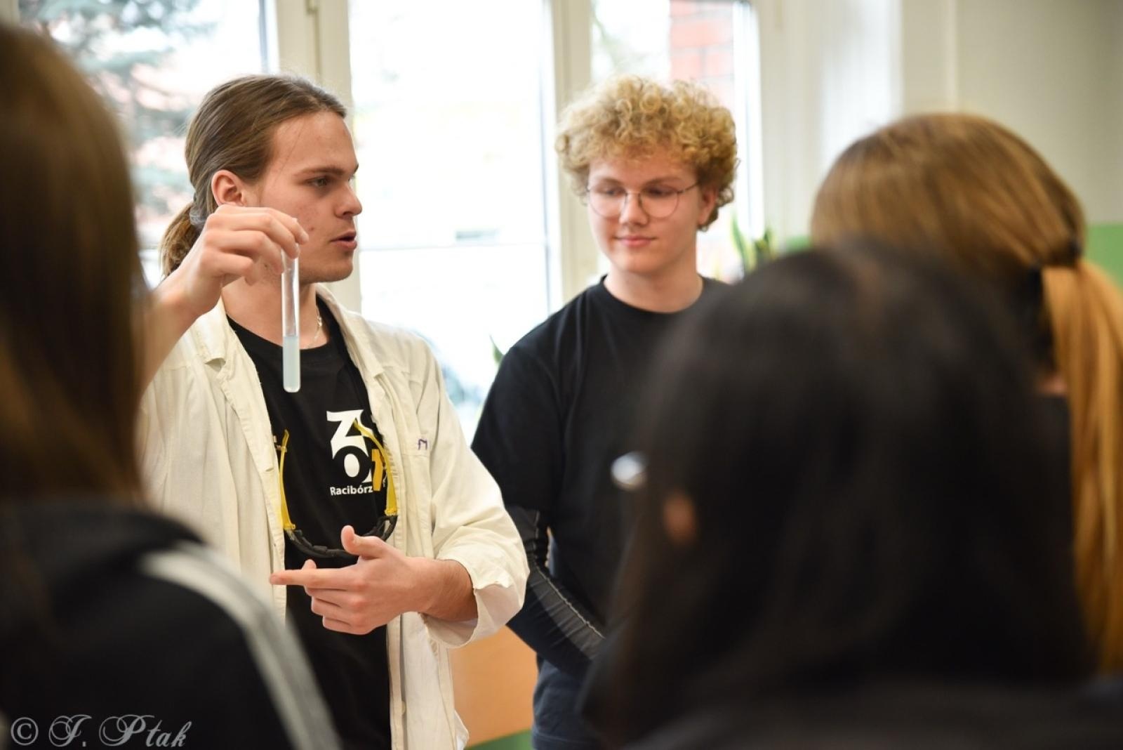 Zdjęcie w galerii na portalu naszraciborz.pl: Rodzina Kasprowicza. Dni otwarte w ZSO nr 1 wiadomości z regionu