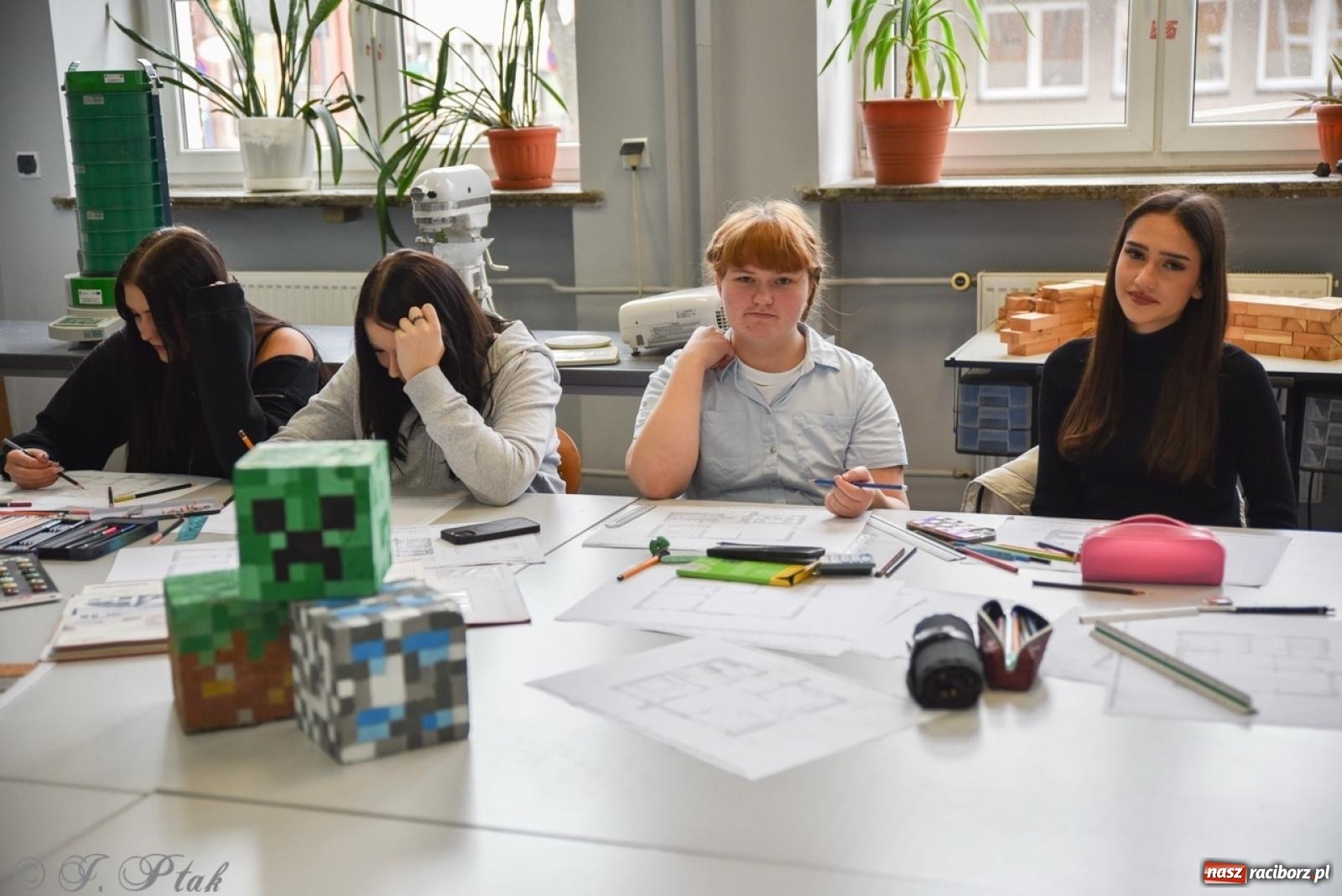 Zdjęcie w galerii na portalu naszraciborz.pl: Budują, projektują, gotują i dbają o urodę. Dzień otwartu w CKZiU nr 1 wiadomości z regionu