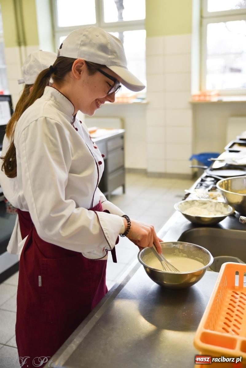 Zdjęcie w galerii na portalu naszraciborz.pl: Budują, projektują, gotują i dbają o urodę. Dzień otwartu w CKZiU nr 1 wiadomości z regionu