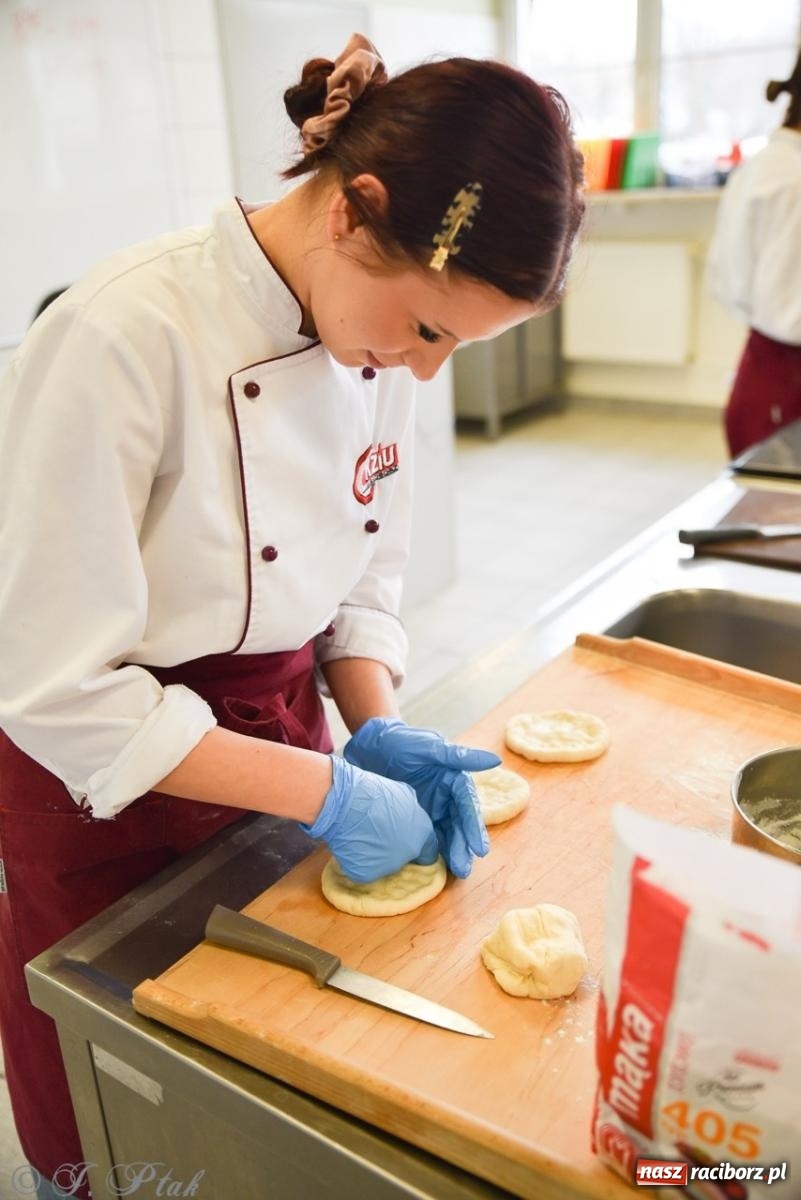 Zdjęcie w galerii na portalu naszraciborz.pl: Budują, projektują, gotują i dbają o urodę. Dzień otwartu w CKZiU nr 1 wiadomości z regionu