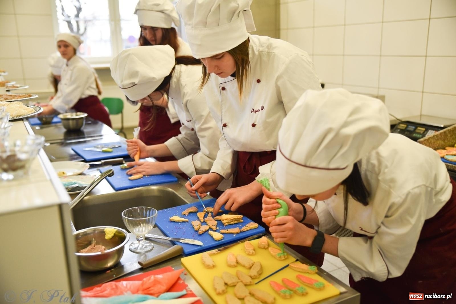 Zdjęcie w galerii na portalu naszraciborz.pl: Budują, projektują, gotują i dbają o urodę. Dzień otwartu w CKZiU nr 1 wiadomości z regionu