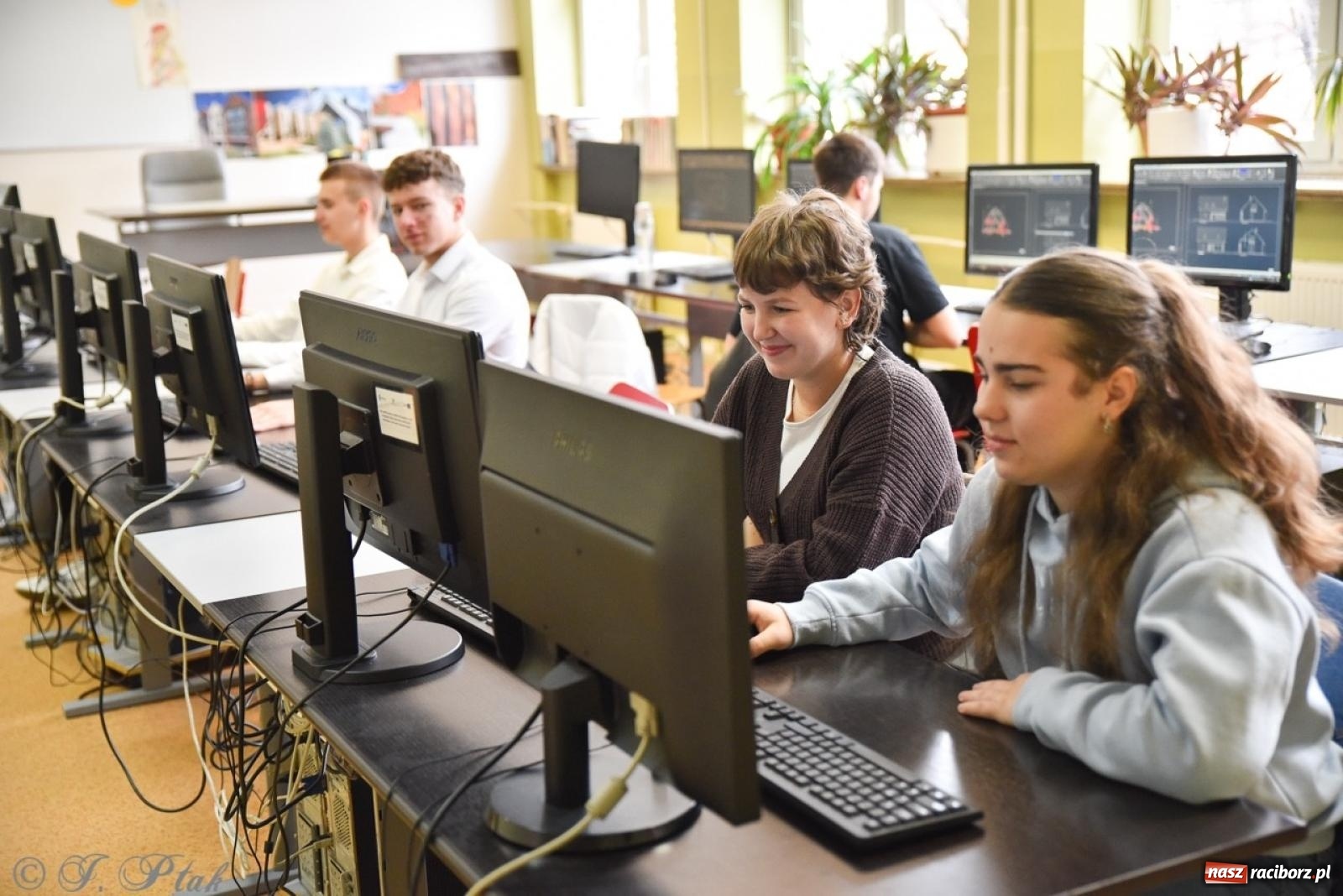 Zdjęcie w galerii na portalu naszraciborz.pl: Budują, projektują, gotują i dbają o urodę. Dzień otwartu w CKZiU nr 1 wiadomości z regionu