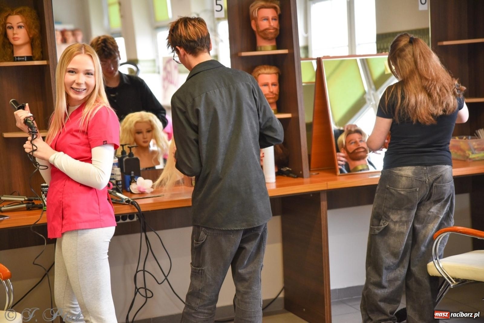 Zdjęcie w galerii na portalu naszraciborz.pl: Budują, projektują, gotują i dbają o urodę. Dzień otwartu w CKZiU nr 1 wiadomości z regionu