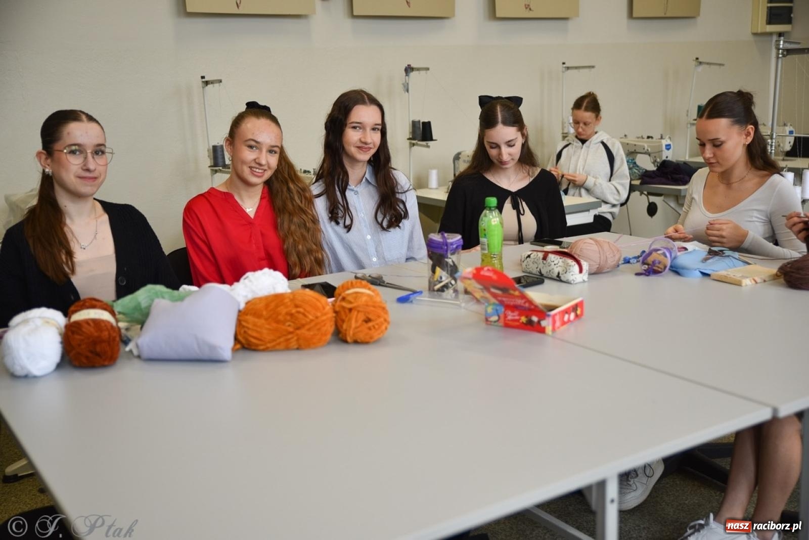 Zdjęcie w galerii na portalu naszraciborz.pl: Budują, projektują, gotują i dbają o urodę. Dzień otwartu w CKZiU nr 1 wiadomości z regionu