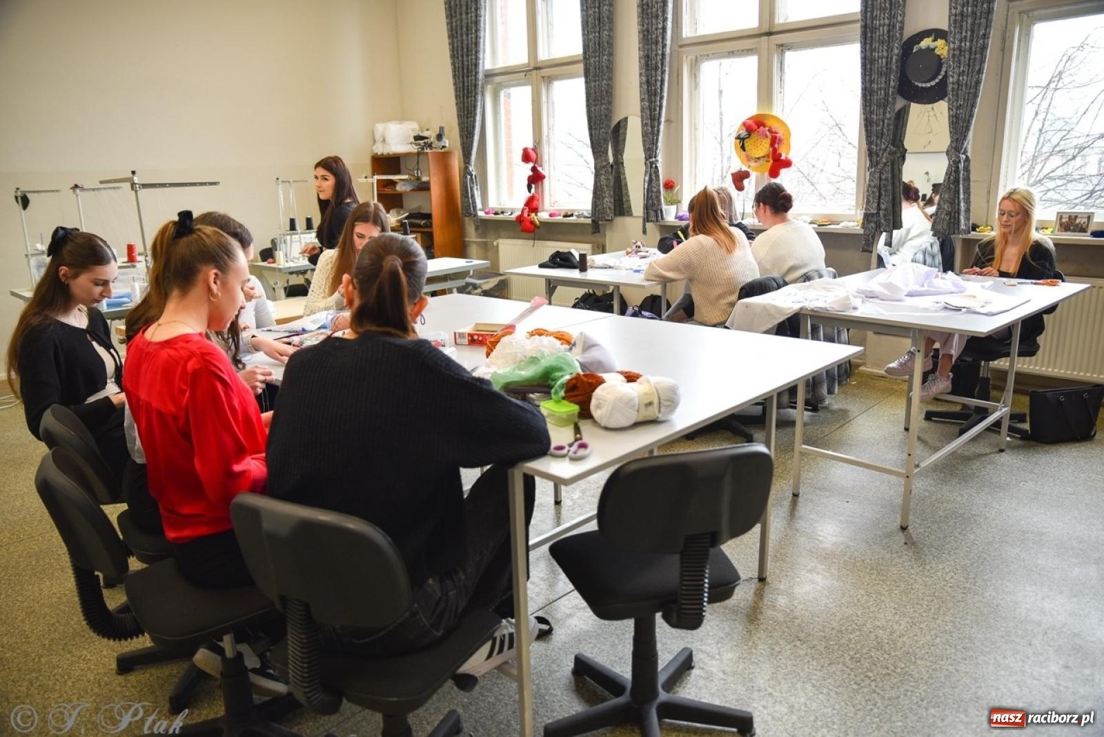 Zdjęcie w galerii na portalu naszraciborz.pl: Budują, projektują, gotują i dbają o urodę. Dzień otwartu w CKZiU nr 1 wiadomości z regionu