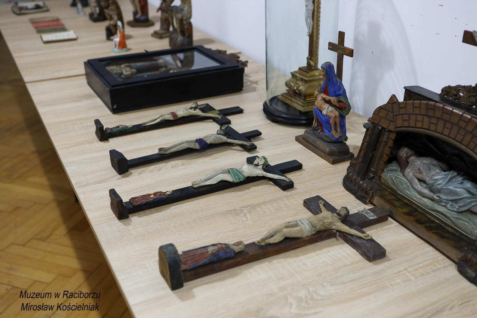 Zdjęcie w galerii na portalu naszraciborz.pl: Historia męki Chrystusa w sztuce ludowej. Spotkanie w raciborskim Muzeum wiadomości z regionu