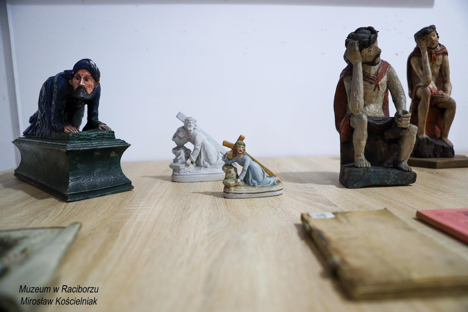 Zdjęcie w galerii na portalu naszraciborz.pl: Historia męki Chrystusa w sztuce ludowej. Spotkanie w raciborskim Muzeum wiadomości z regionu