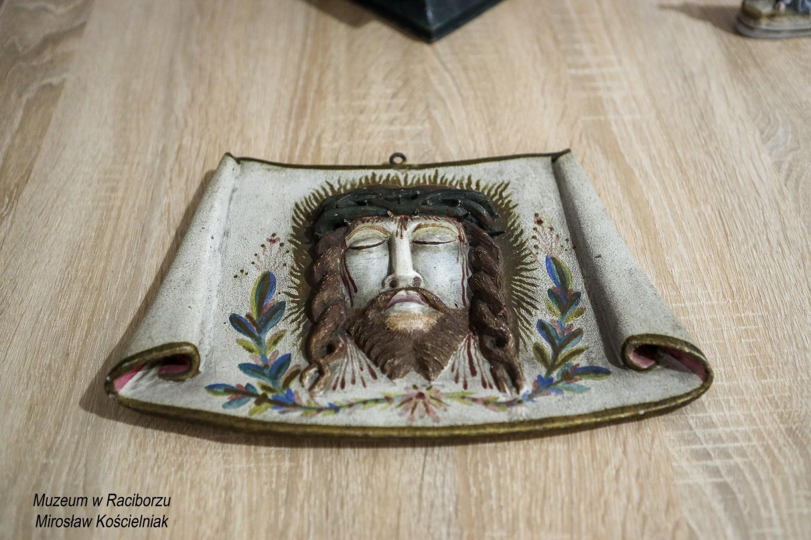 Zdjęcie w galerii na portalu naszraciborz.pl: Historia męki Chrystusa w sztuce ludowej. Spotkanie w raciborskim Muzeum wiadomości z regionu