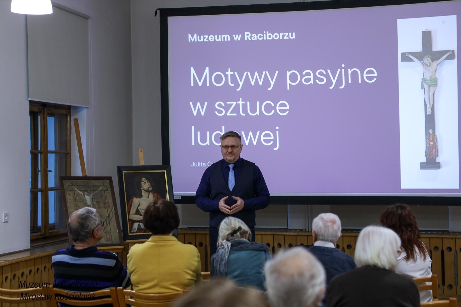 Zdjęcie w galerii na portalu naszraciborz.pl: Historia męki Chrystusa w sztuce ludowej. Spotkanie w raciborskim Muzeum wiadomości z regionu