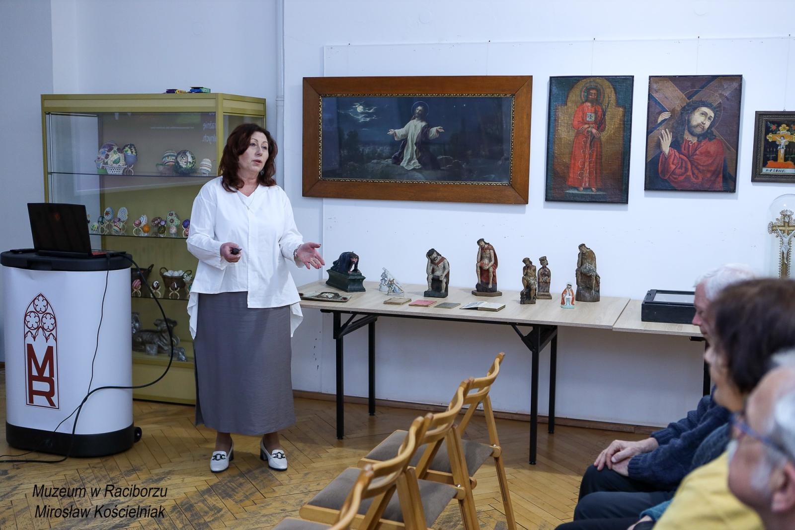 Zdjęcie w galerii na portalu naszraciborz.pl: Historia męki Chrystusa w sztuce ludowej. Spotkanie w raciborskim Muzeum wiadomości z regionu