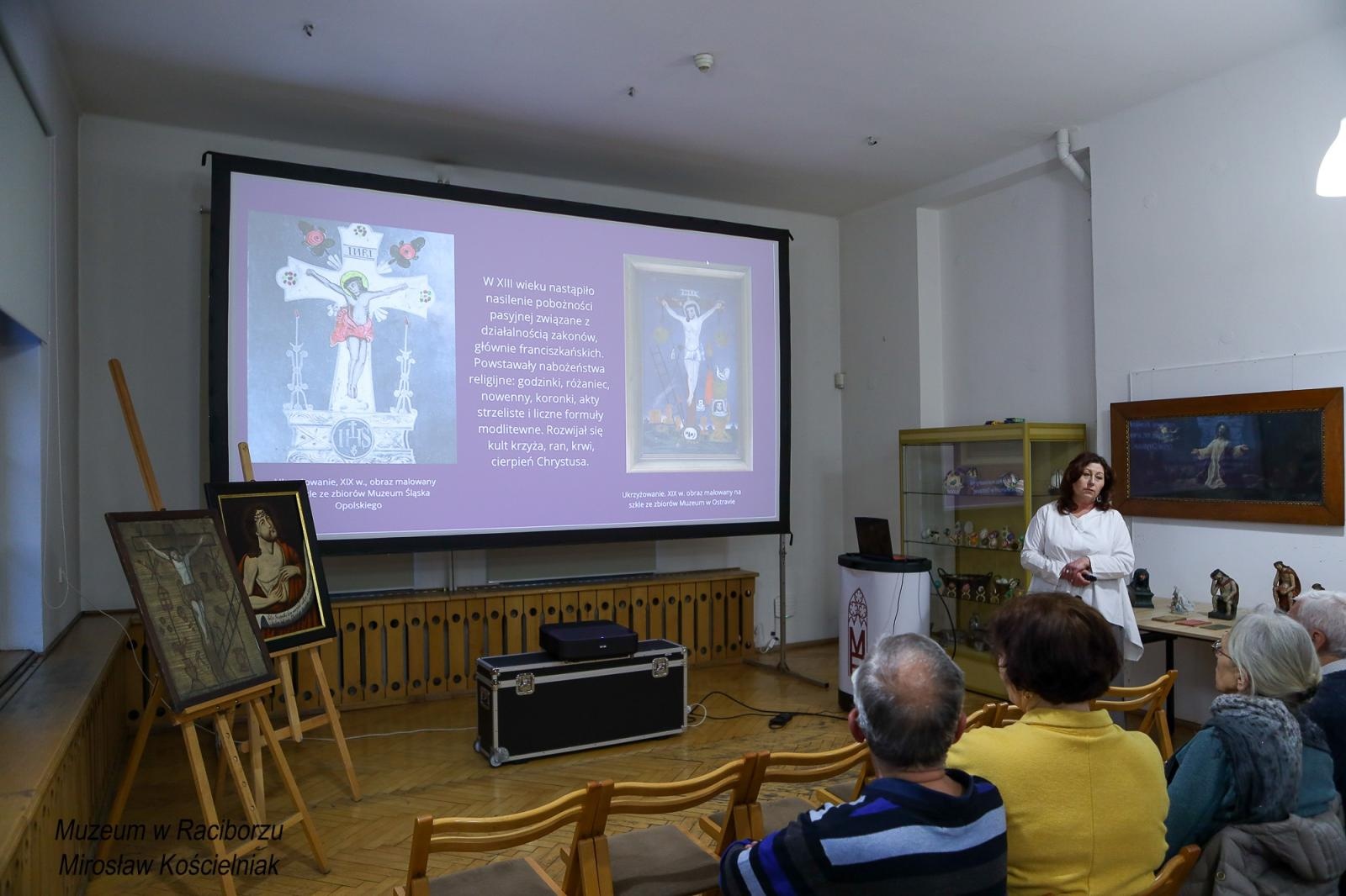 Zdjęcie w galerii na portalu naszraciborz.pl: Historia męki Chrystusa w sztuce ludowej. Spotkanie w raciborskim Muzeum wiadomości z regionu