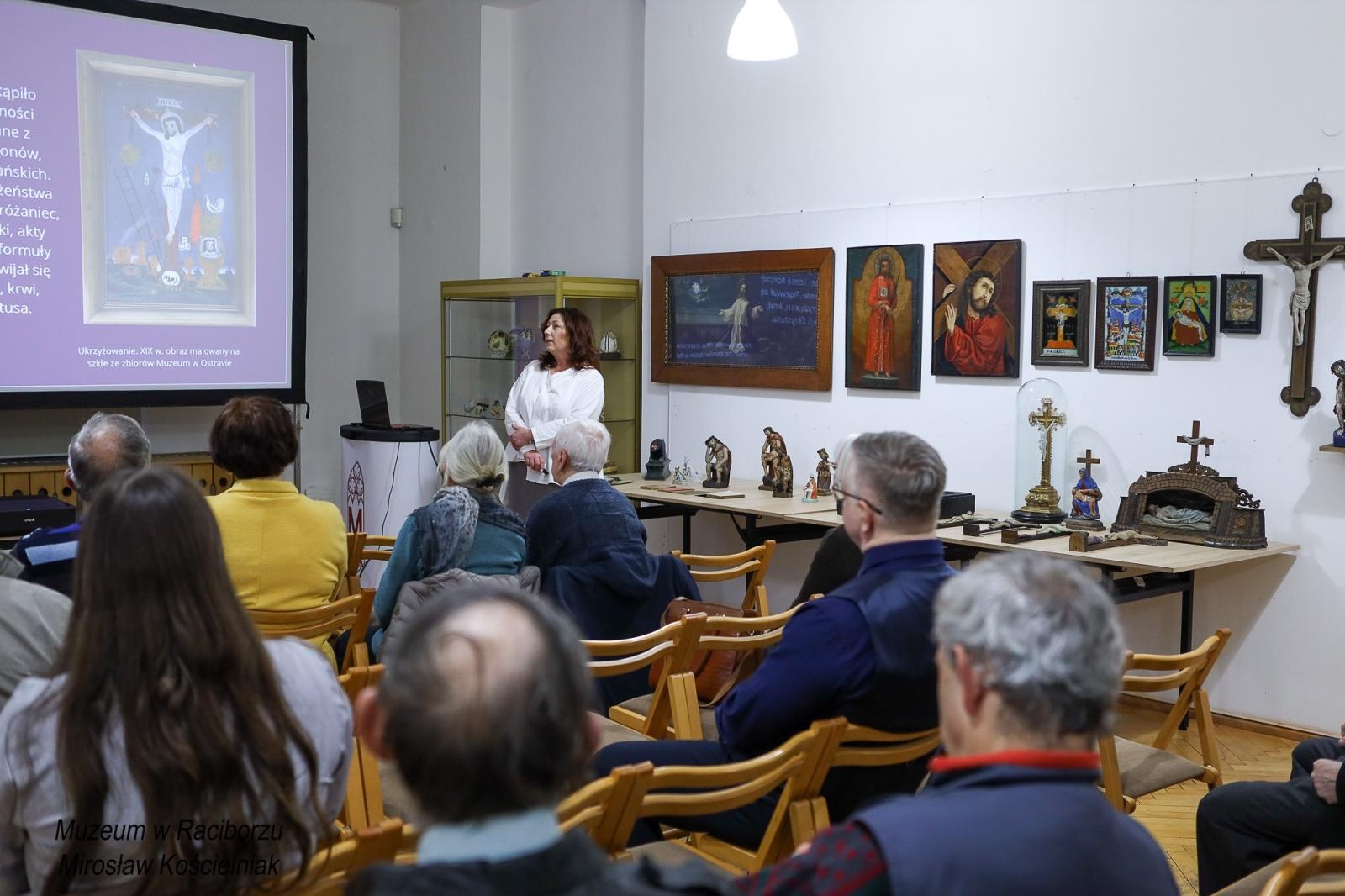 Zdjęcie w galerii na portalu naszraciborz.pl: Historia męki Chrystusa w sztuce ludowej. Spotkanie w raciborskim Muzeum wiadomości z regionu