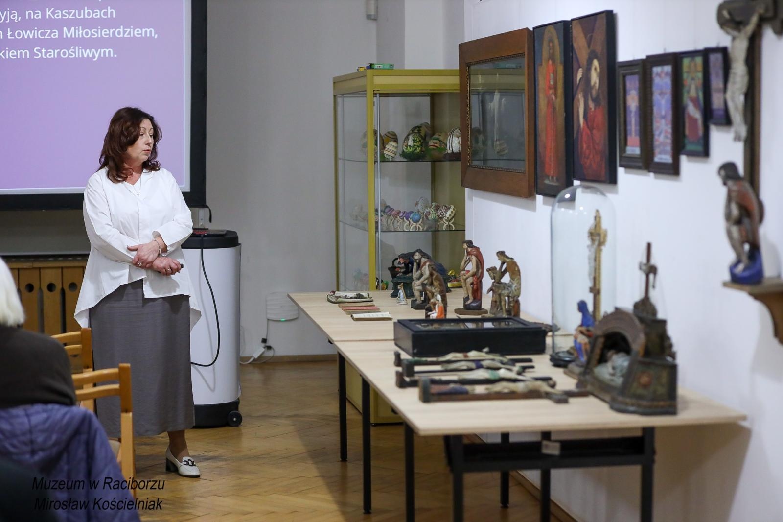 Zdjęcie w galerii na portalu naszraciborz.pl: Historia męki Chrystusa w sztuce ludowej. Spotkanie w raciborskim Muzeum wiadomości z regionu