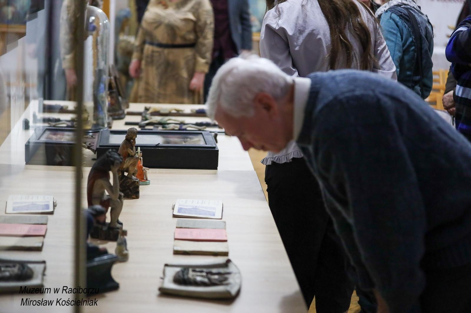 Zdjęcie w galerii na portalu naszraciborz.pl: Historia męki Chrystusa w sztuce ludowej. Spotkanie w raciborskim Muzeum wiadomości z regionu