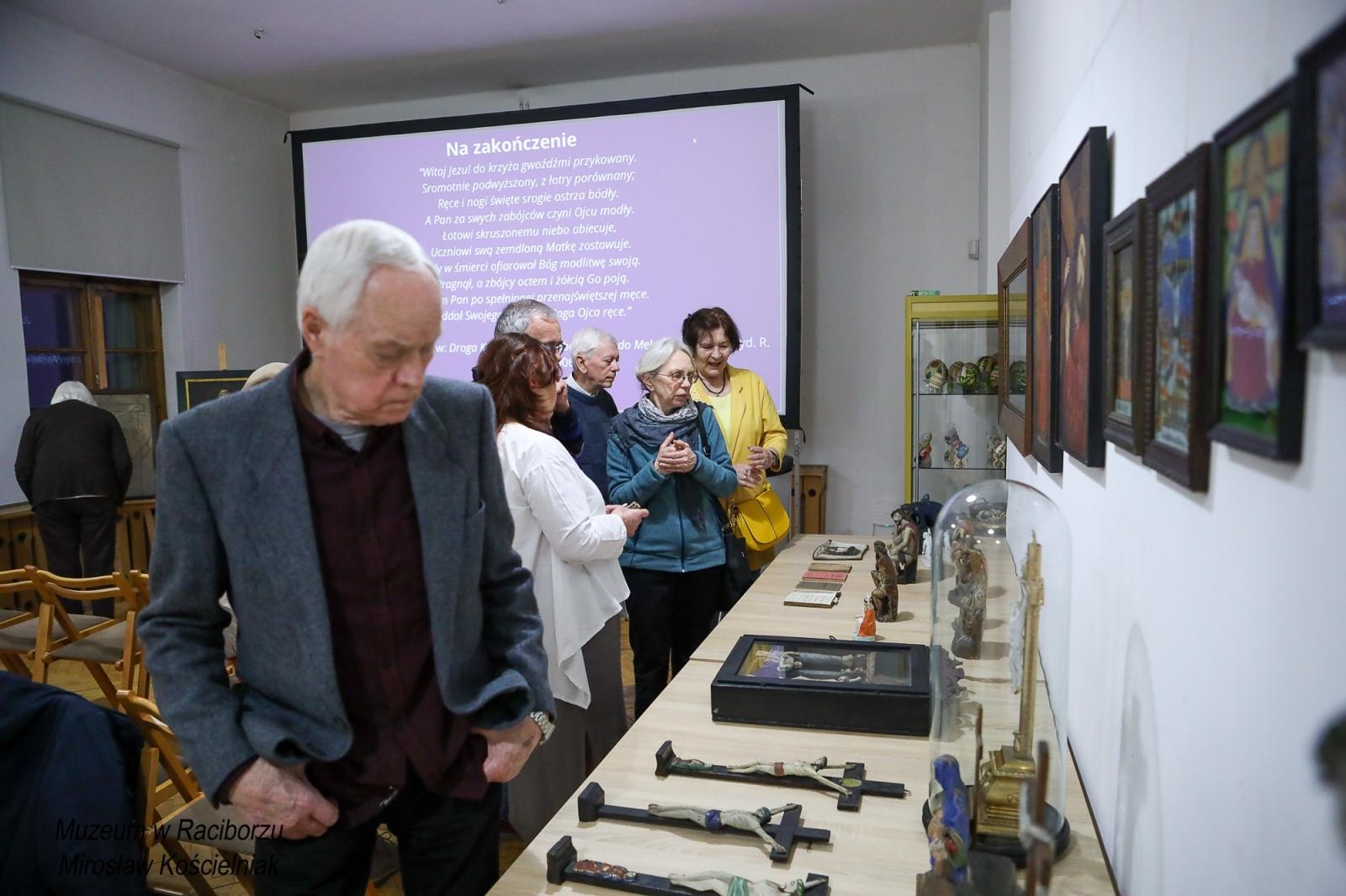 Zdjęcie w galerii na portalu naszraciborz.pl: Historia męki Chrystusa w sztuce ludowej. Spotkanie w raciborskim Muzeum wiadomości z regionu